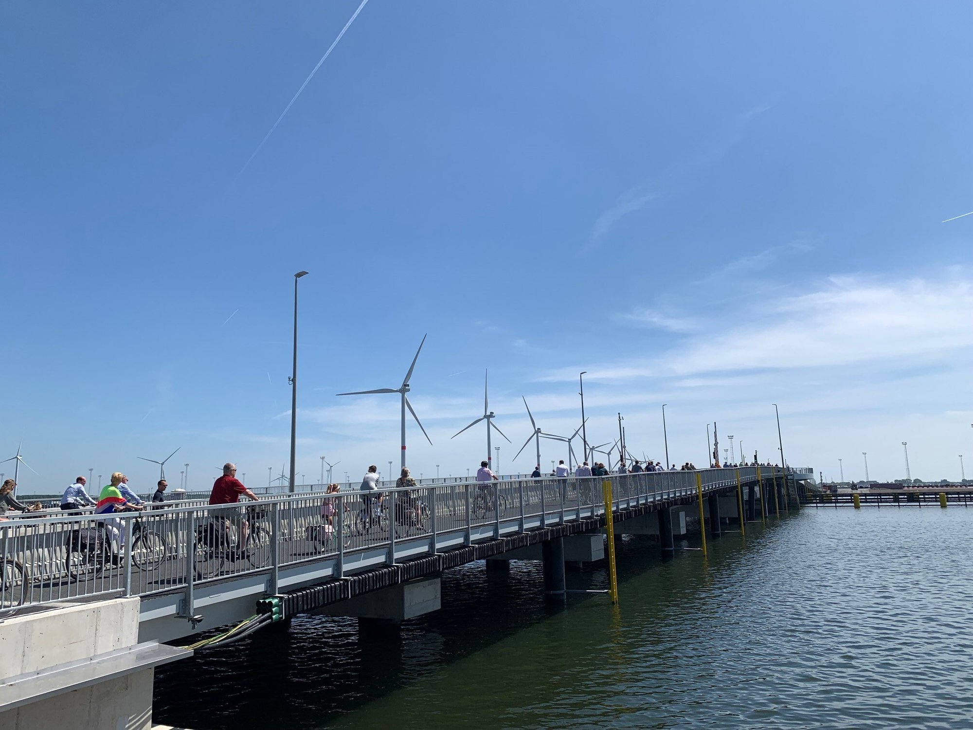 Zij aan zij over de brug