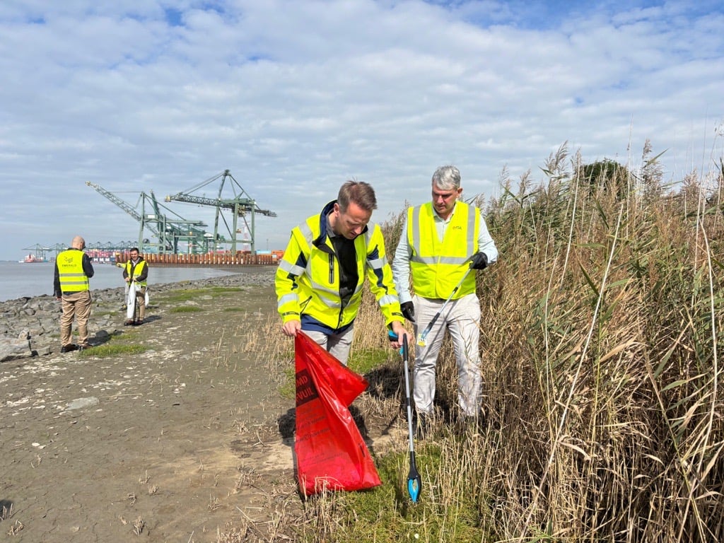 Antwerps havenschepen Johan Klaps tijdens de Port Cleanup