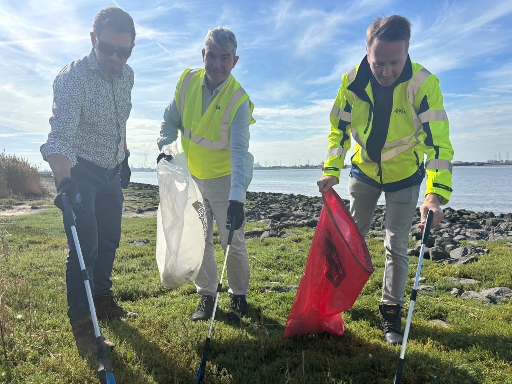 Antwerps havenschepen Johan Klaps tijdens de Port Cleanup