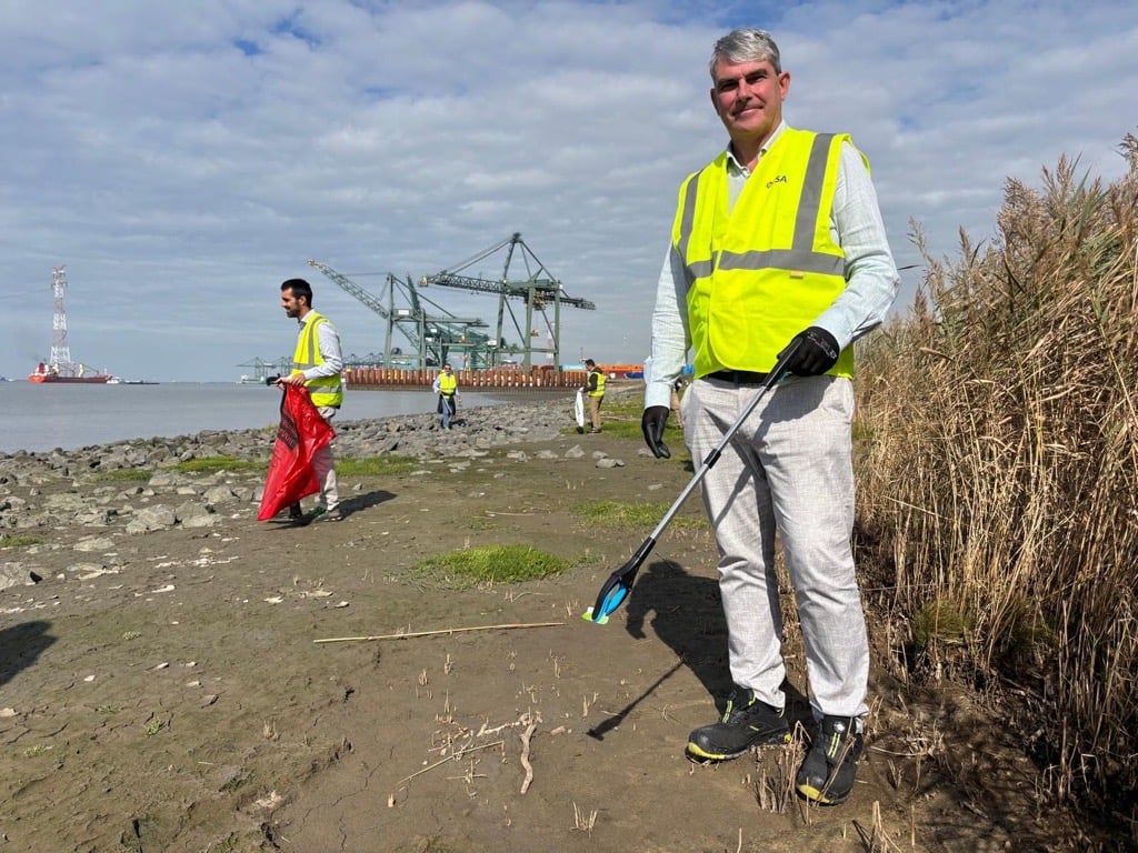 Antwerps havenschepen Johan Klaps tijdens de Port Cleanup