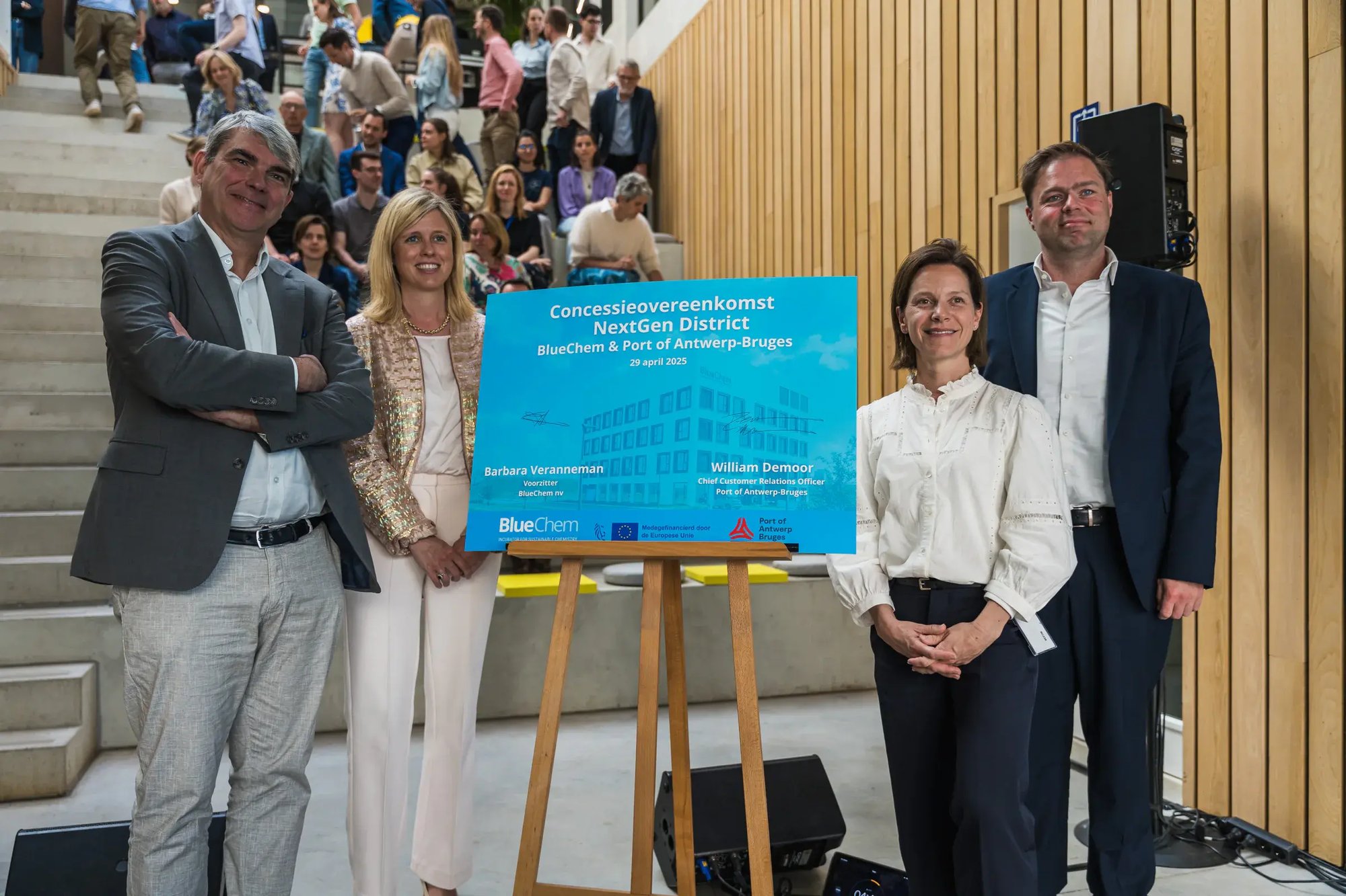 Antwerps havenschepen Johan Klaps, BlueChem-voorzitter Barbara Veranneman, BlueChem-manager Liesbet Boogaerts en William Demoor, Chief Customer Relations Officer Port of Antwerp-Bruges.