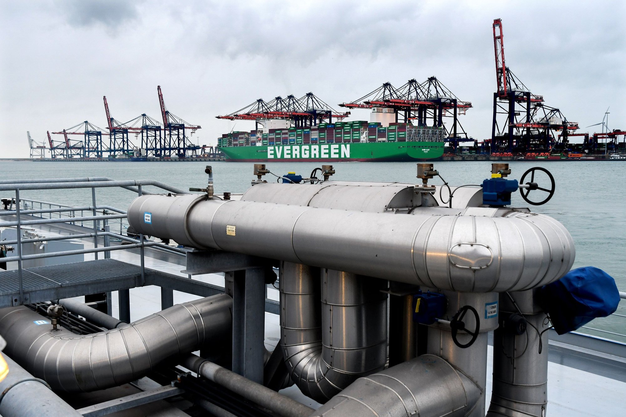 Mass flow meter op de Vorstenbosch, het grootste bunkerschip van de Rotterdamse haven (Ries van Wendel de Joode)-
